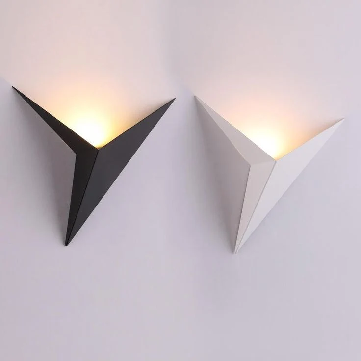 Moderne trekantet vegglampe – TrigoLux - Image 8