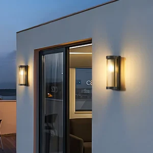 Utendørs vegglampe med solcelle – sylindrisk i metall og glass, vanntett
