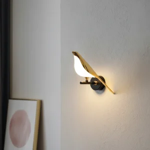 Moderne gyllen vegglampe – Aurabird