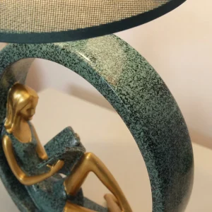 Bordlampe med skulpturell fot – Readelle