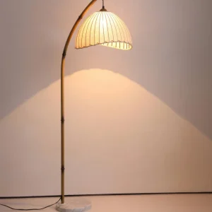 Gulvlampe i bambus – zenstil med dimmefunksjon