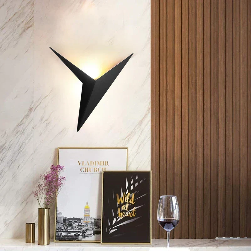 Moderne trekantet vegglampe – TrigoLux - Image 4