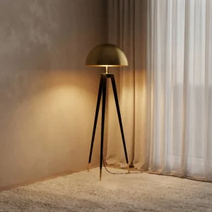 Trebent lampe med messingkuppel
